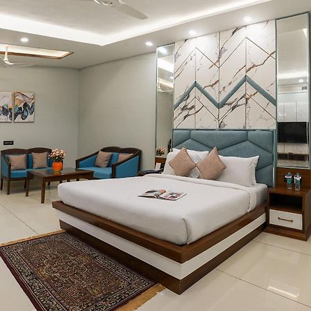 Hotel Leela Grande Karnāl Buitenkant foto