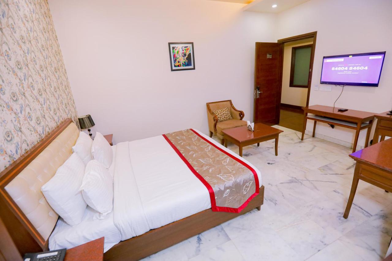 Hotel Leela Grande Karnāl Buitenkant foto