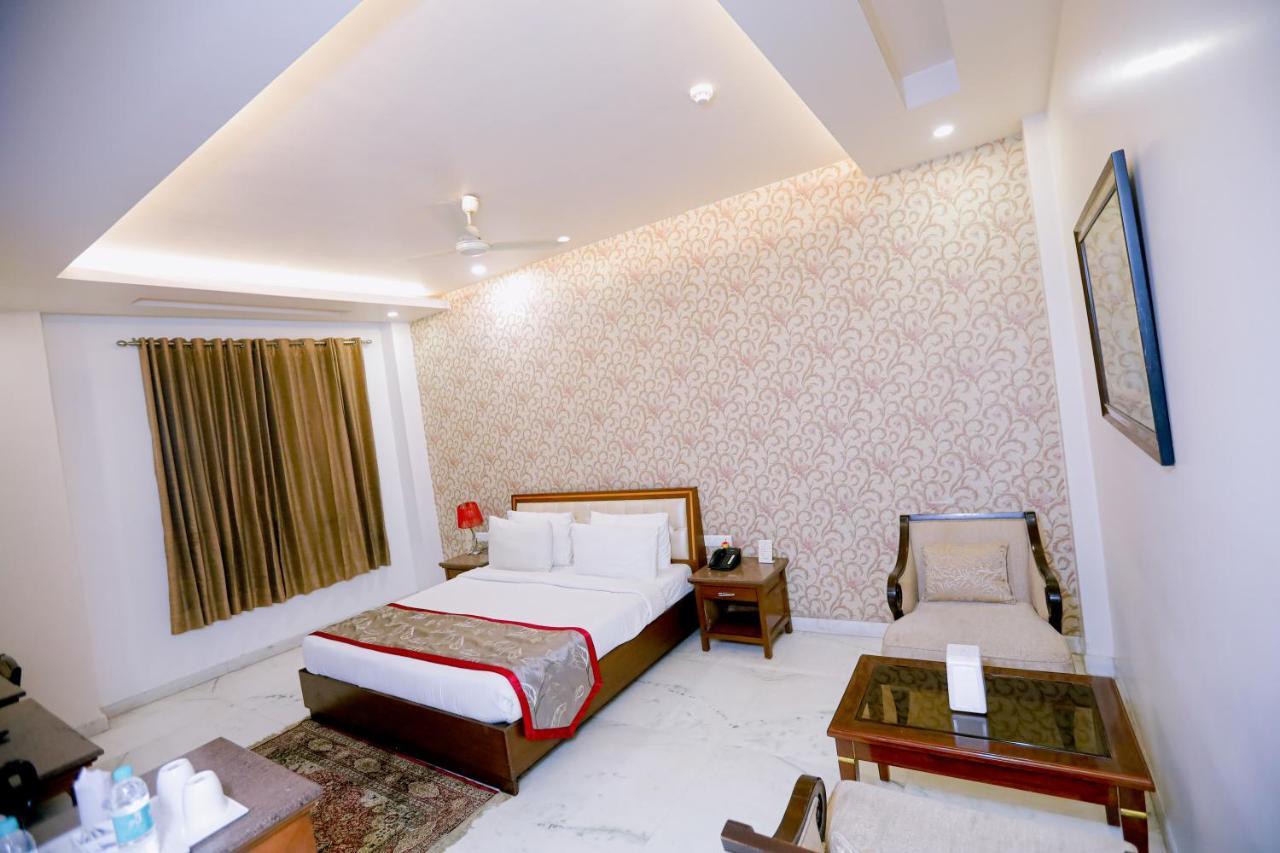 Hotel Leela Grande Karnāl Buitenkant foto