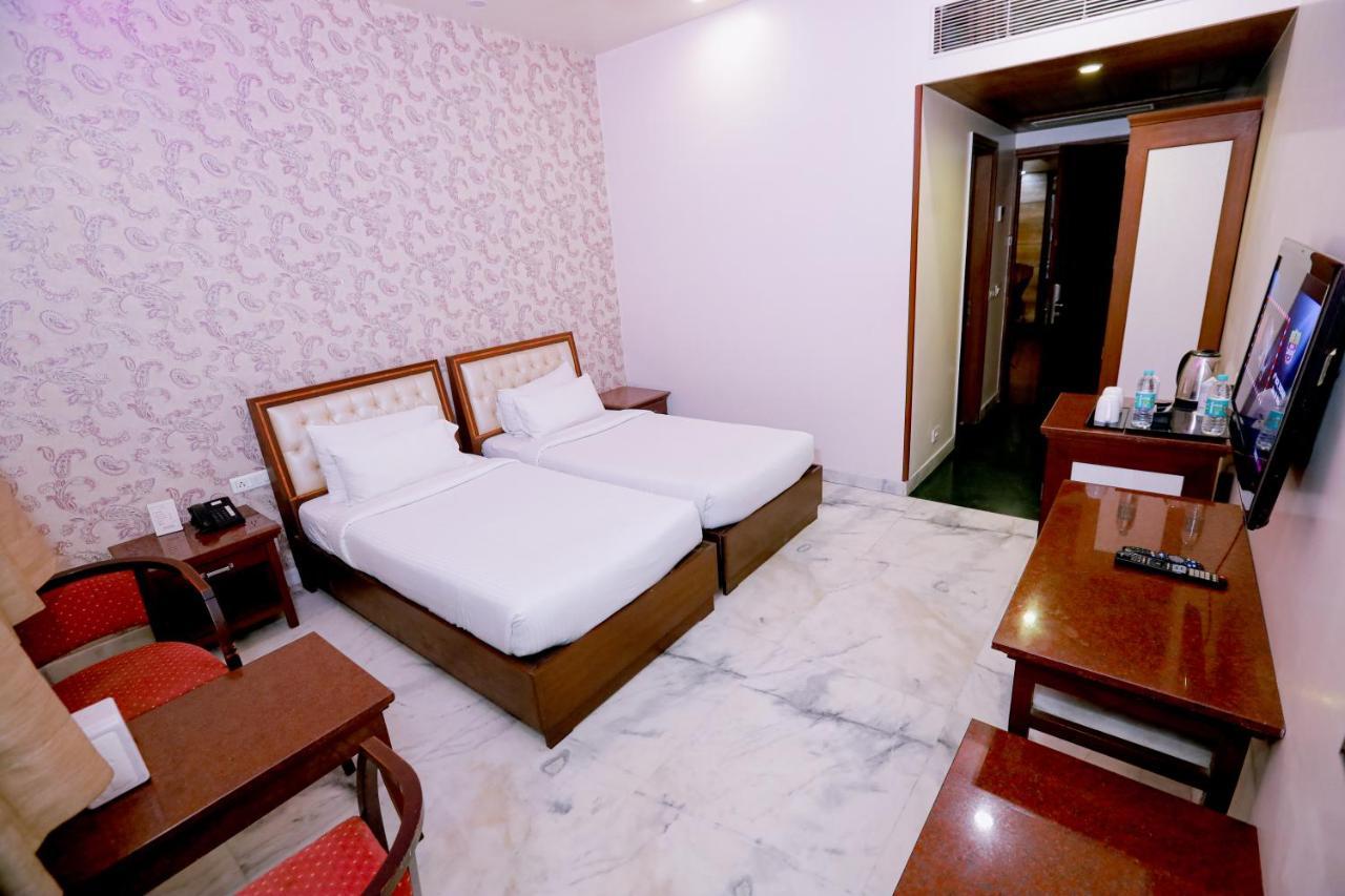 Hotel Leela Grande Karnāl Buitenkant foto