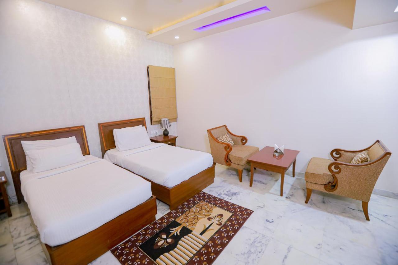 Hotel Leela Grande Karnāl Buitenkant foto