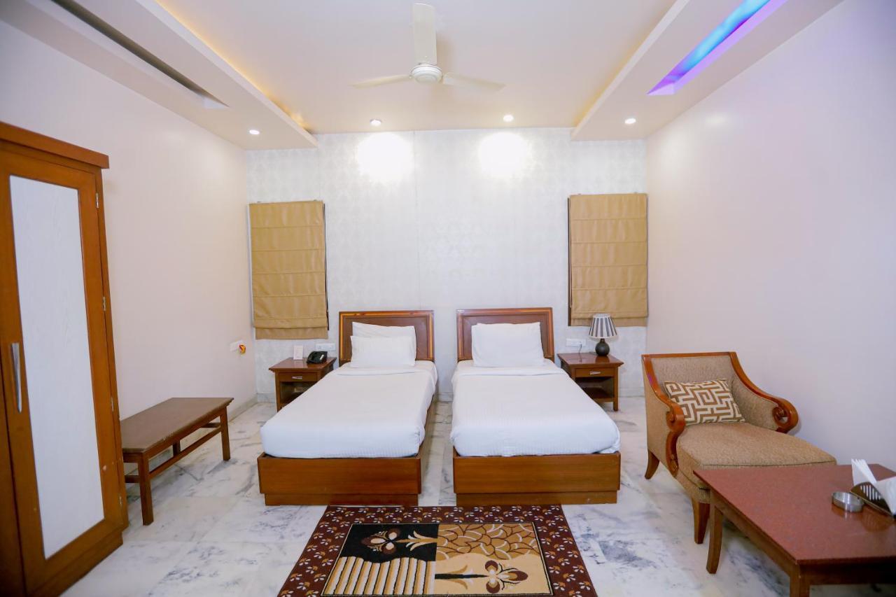 Hotel Leela Grande Karnāl Buitenkant foto