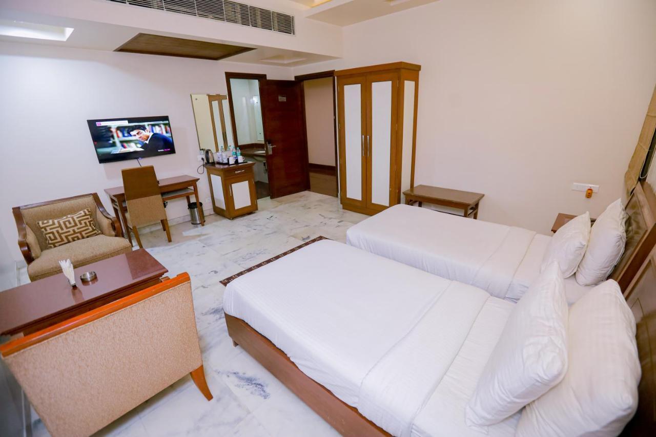 Hotel Leela Grande Karnāl Buitenkant foto