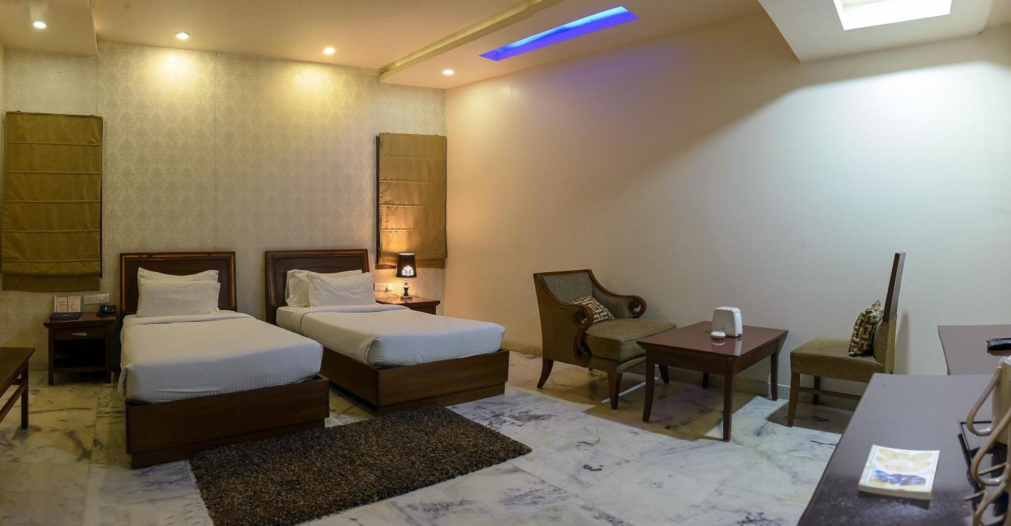 Hotel Leela Grande Karnāl Buitenkant foto