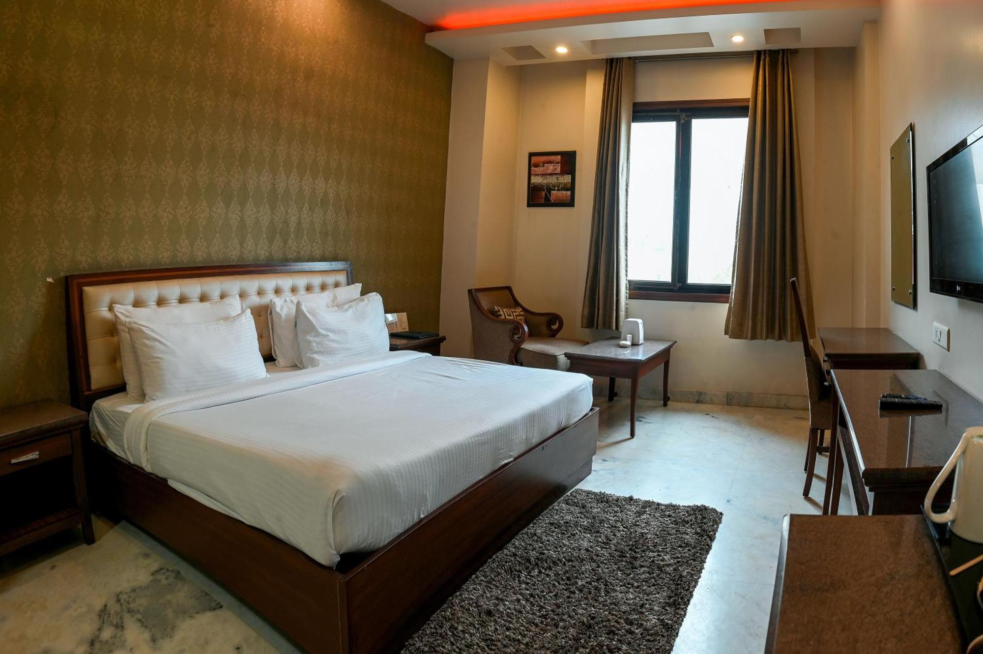 Hotel Leela Grande Karnāl Buitenkant foto