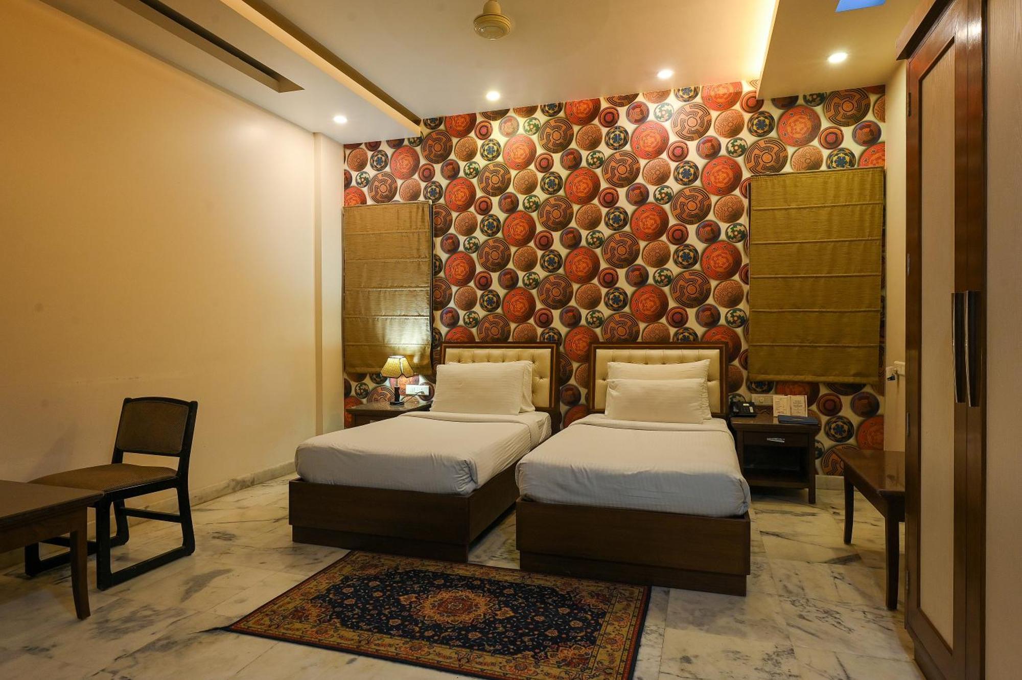 Hotel Leela Grande Karnāl Buitenkant foto