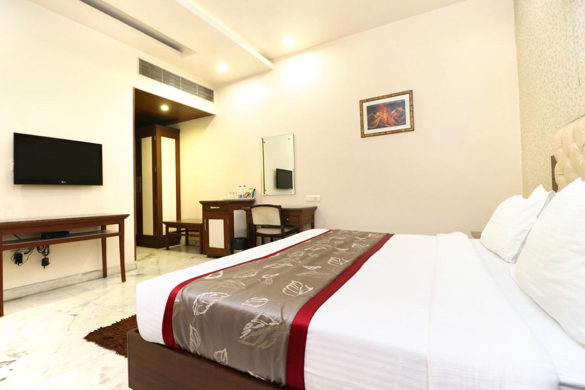 Hotel Leela Grande Karnāl Buitenkant foto