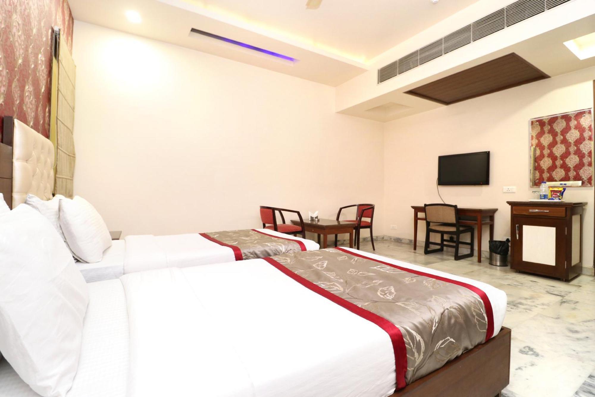 Hotel Leela Grande Karnāl Buitenkant foto