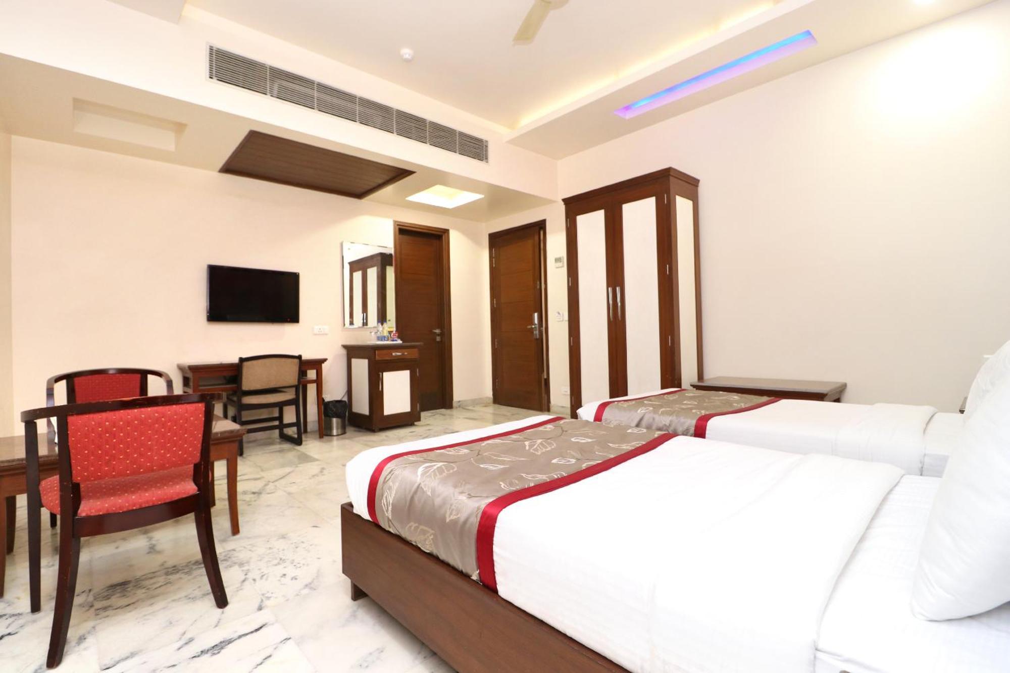 Hotel Leela Grande Karnāl Buitenkant foto