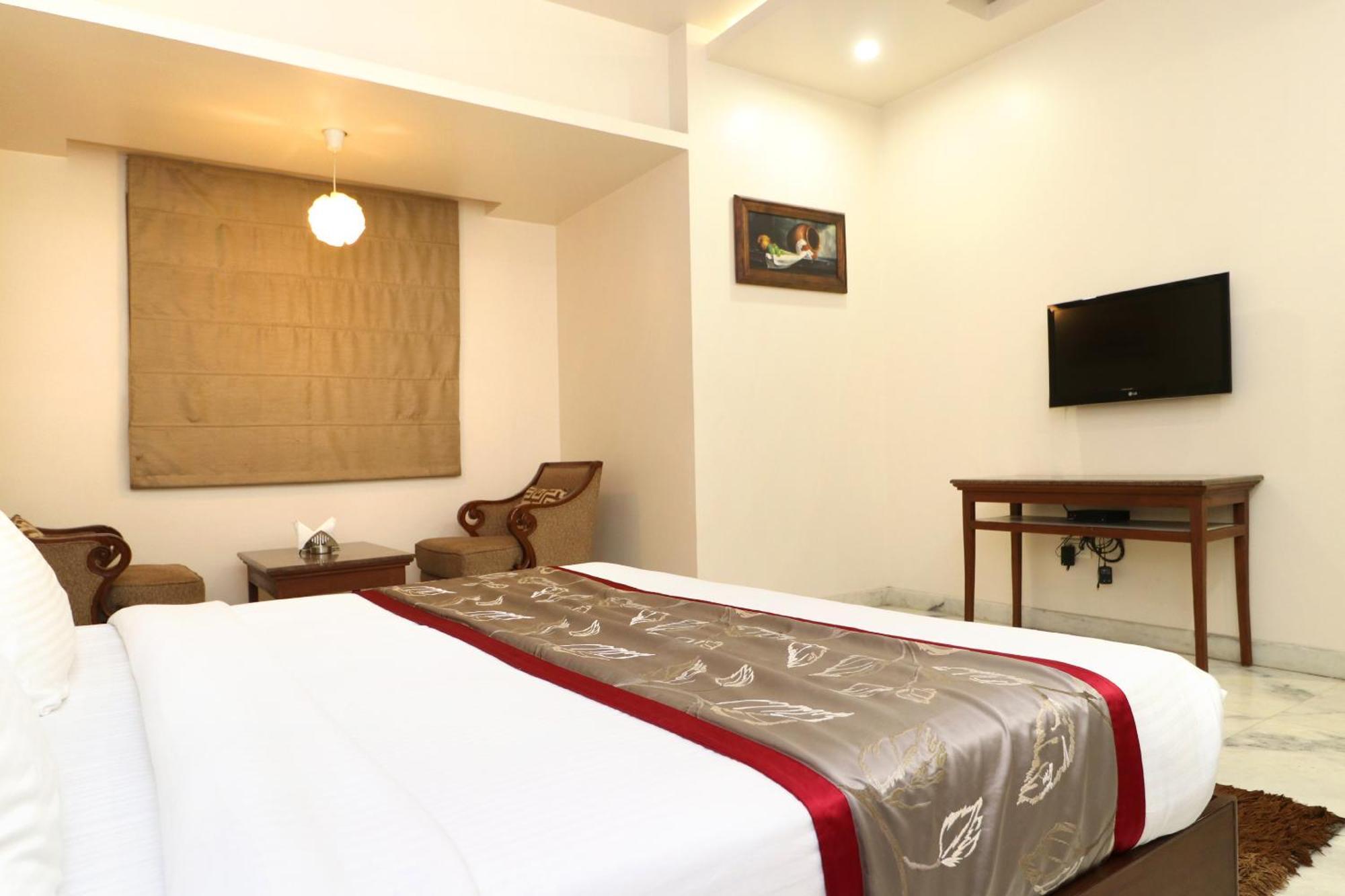Hotel Leela Grande Karnāl Buitenkant foto