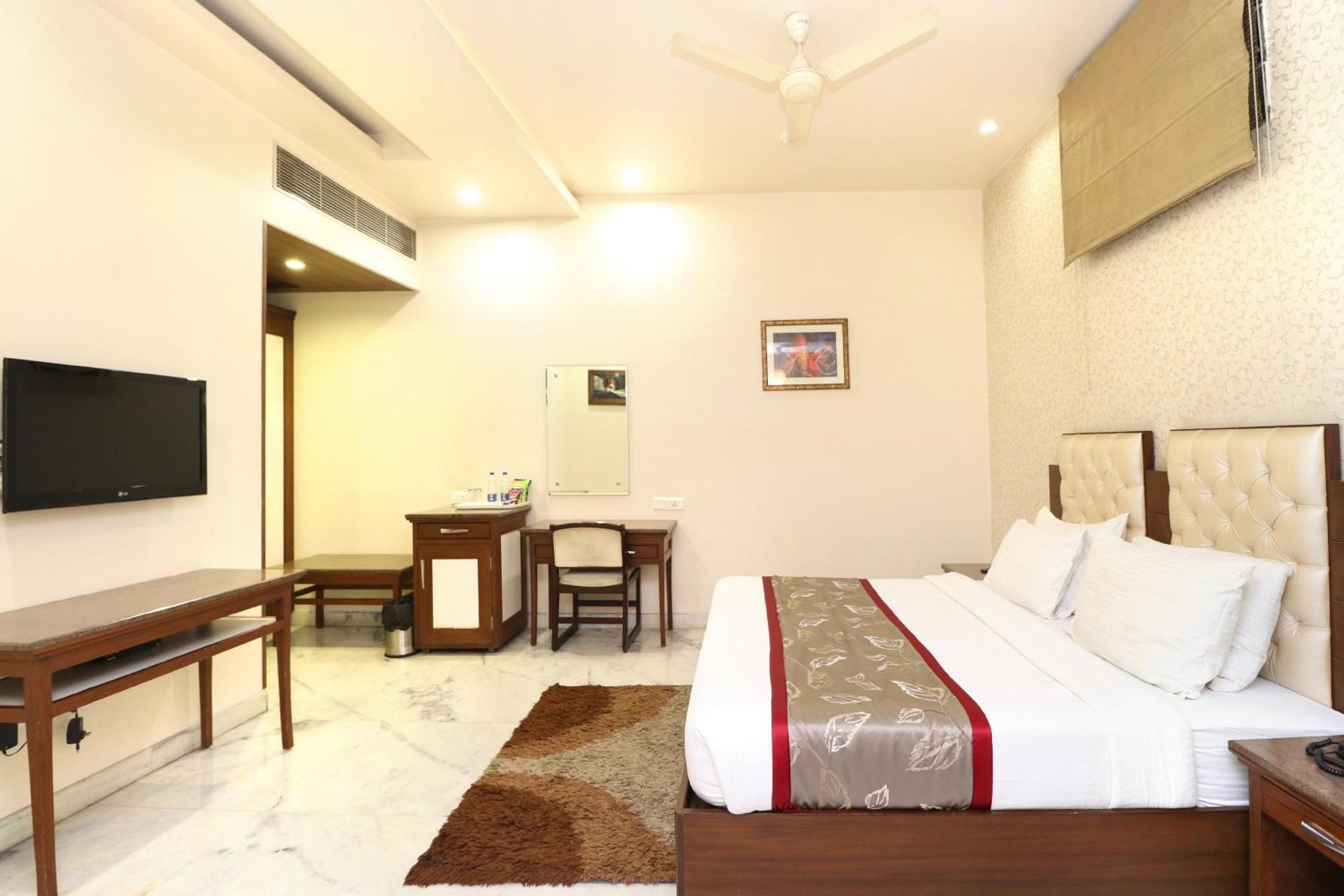Hotel Leela Grande Karnāl Buitenkant foto