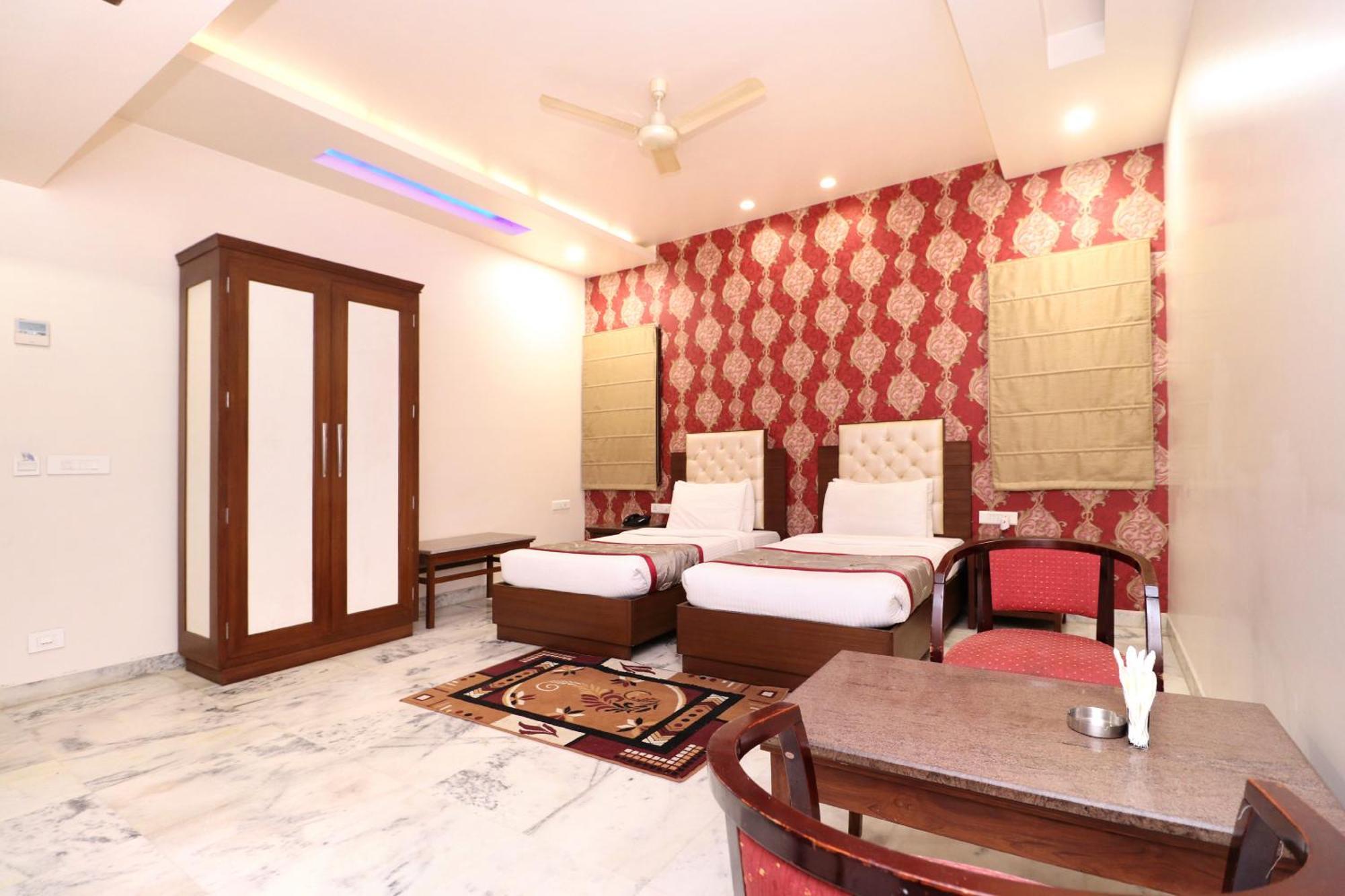 Hotel Leela Grande Karnāl Buitenkant foto