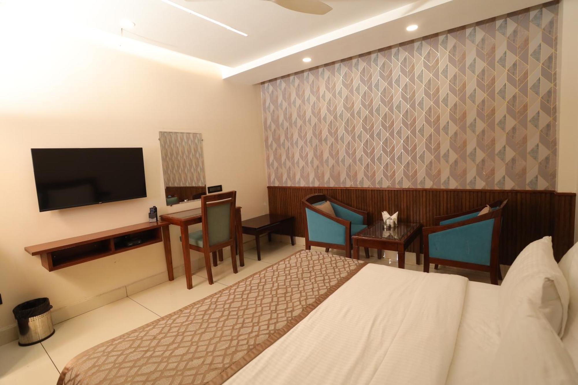 Hotel Leela Grande Karnāl Buitenkant foto