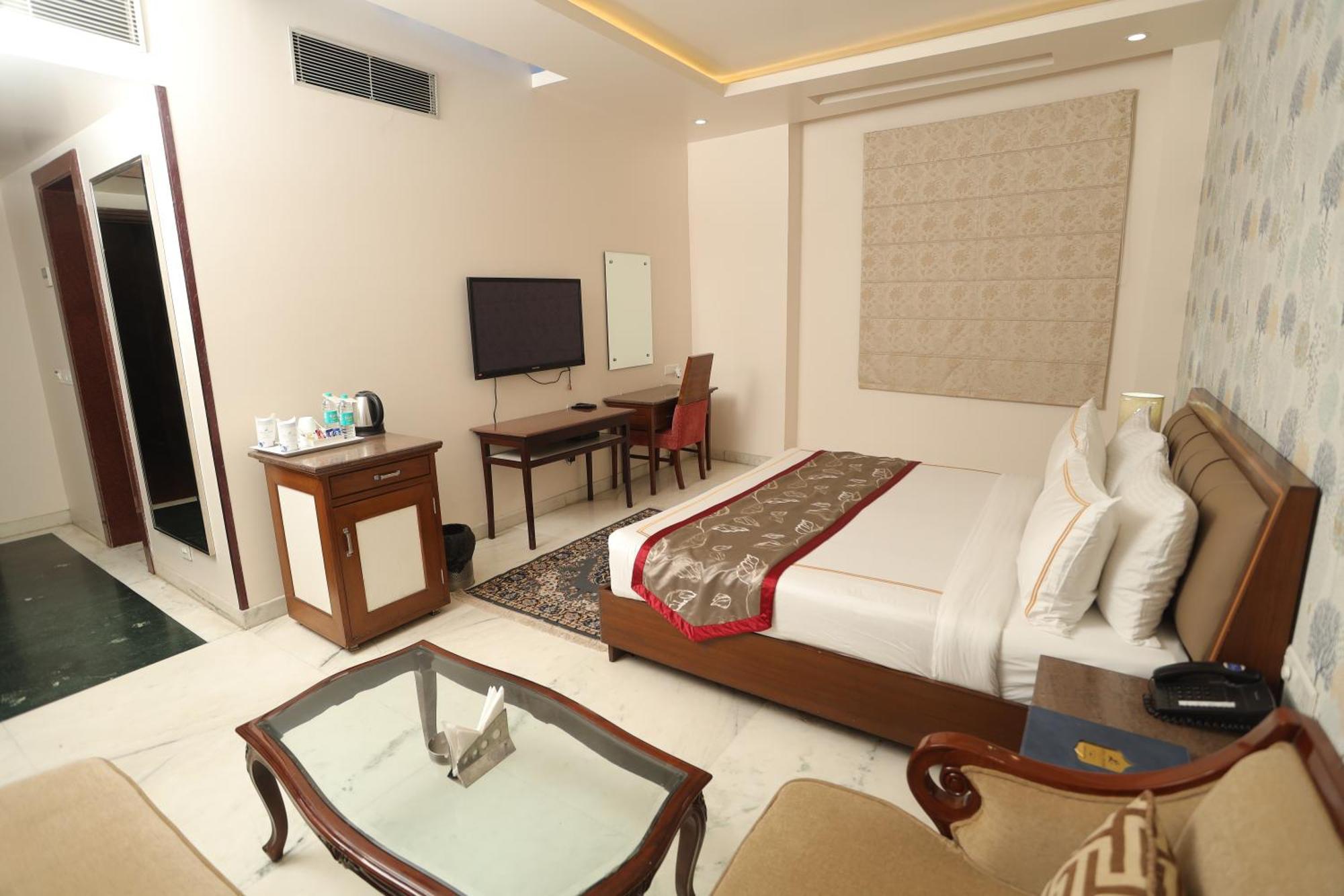 Hotel Leela Grande Karnāl Buitenkant foto