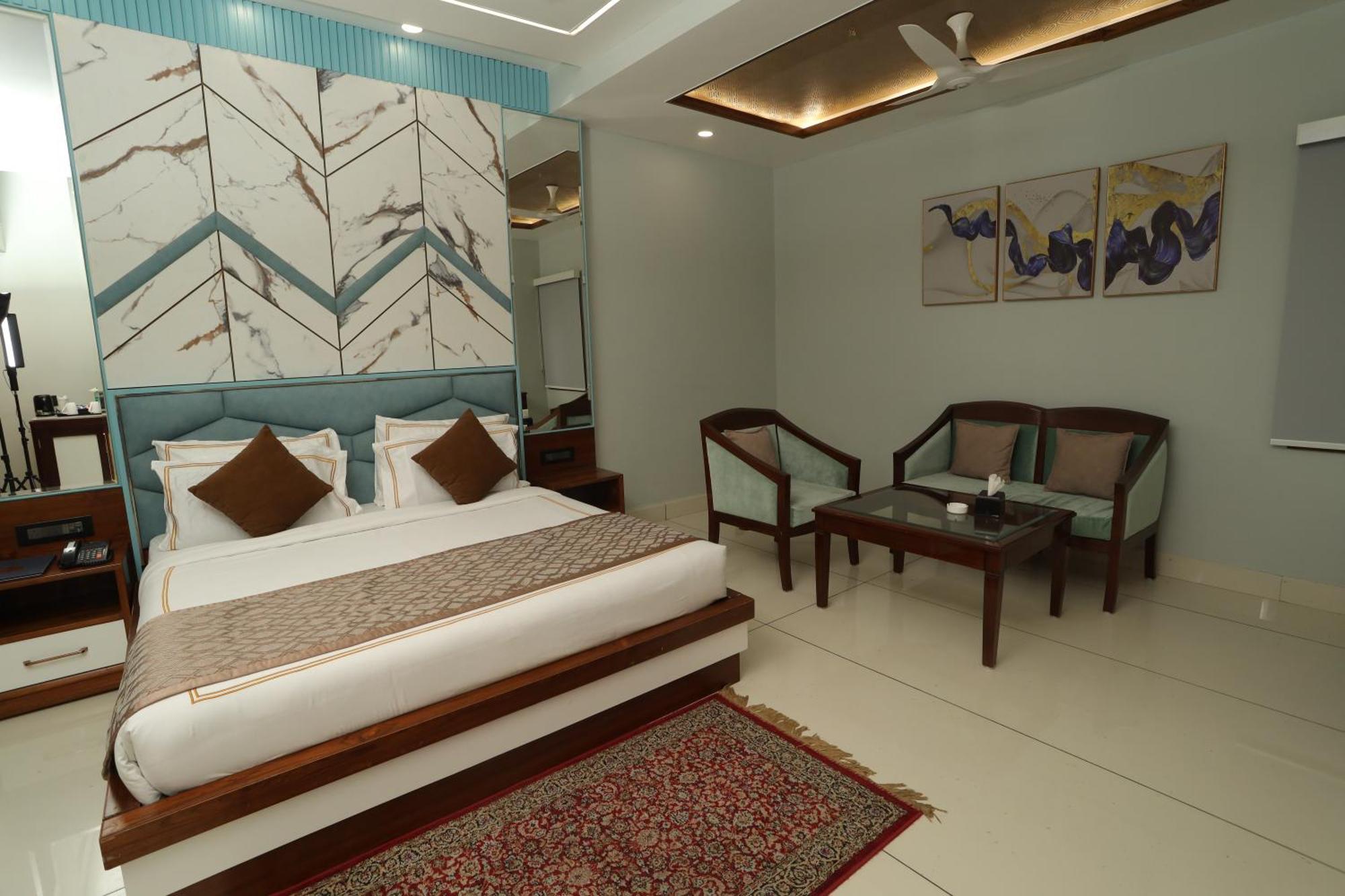 Hotel Leela Grande Karnāl Buitenkant foto